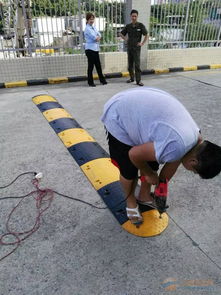 圓弧減速帶批發(fā)與選型指南 材質(zhì)、規(guī)格及深圳道路減速設備解析