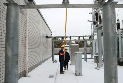蒙城縣供電公司多措并舉開展設備除冰工作 全力保障電力供應與道路安全